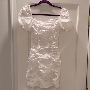 Superdown rouched white dress with trendy puff sleeves. XXS